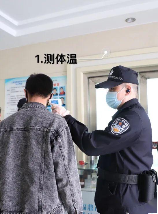 进入时必须戴口罩,配合测体温,并出示健康码.