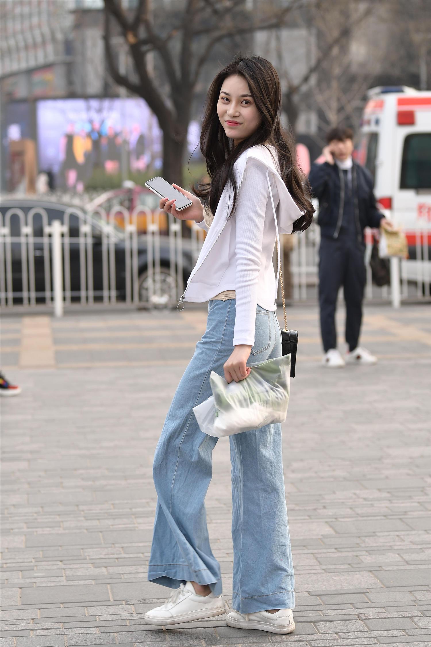 直筒牛仔裤搭配平板鞋有着小女生的搭配味道穿出青春的感觉