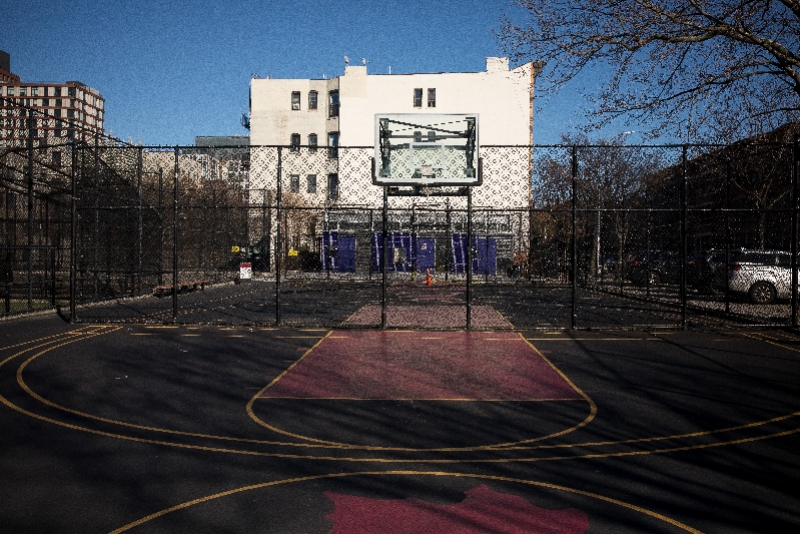 美国纽约为防止聚集,拆掉数十个篮球场的篮筐