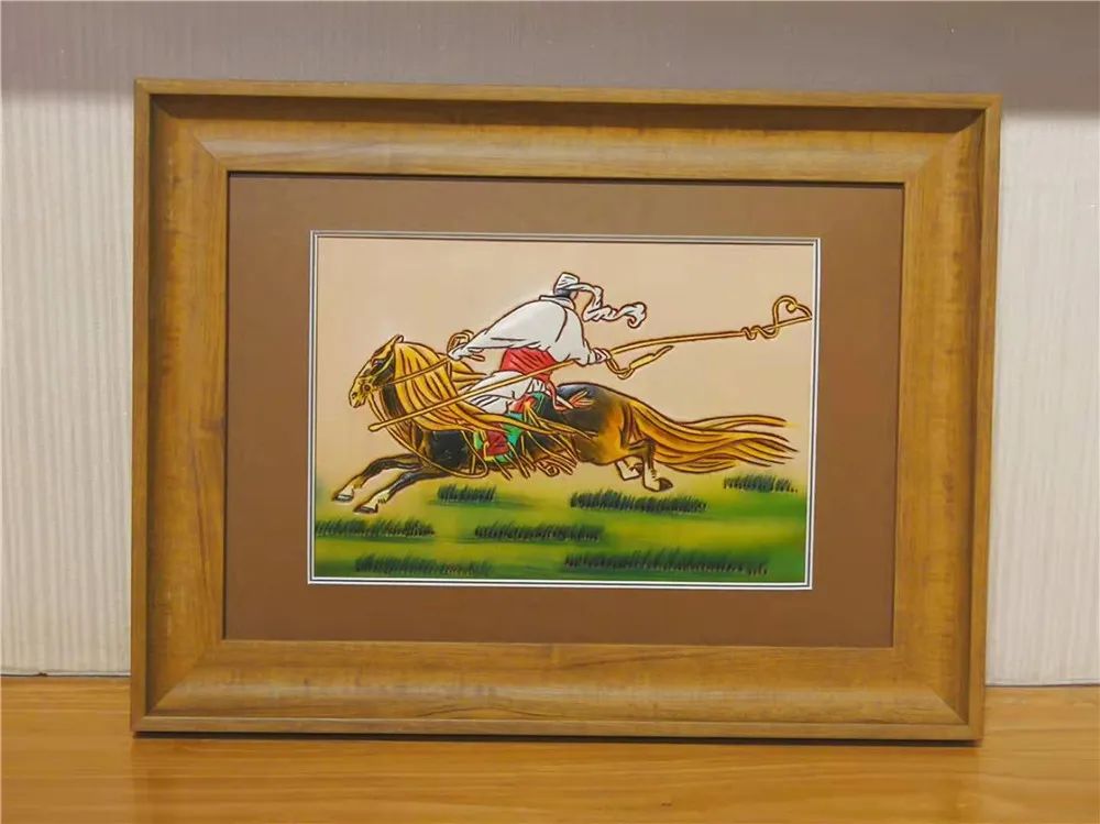 从"雕花的马鞍"看内蒙古文化名片皮雕画