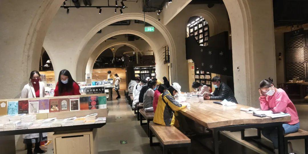 3月2日,几何书店在闭店37天后复业,创始人林耕充满感情地说:"开了