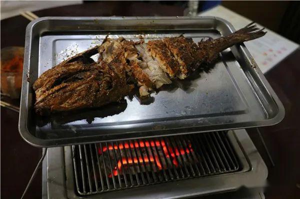 而小镇五龙背还有几道特色鲜明的美食:干蹦板栗,烤扒皮鱼,烤柞蚕蛹.