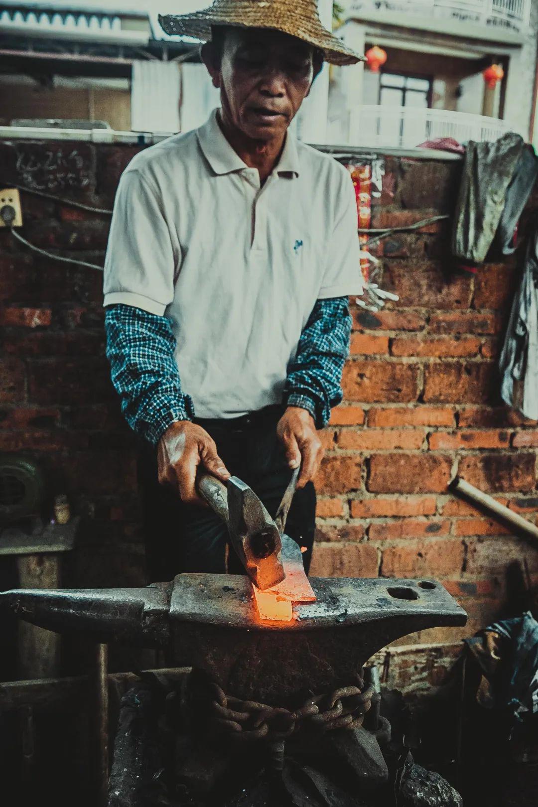 崖州铁匠铺 | 坐北朝南打东西_叶师傅