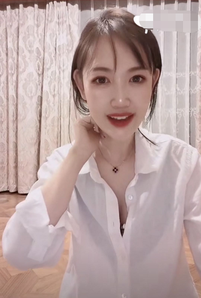 近日,马蓉也频繁的分享自己的美妆和保养心得,而接连晒出的多个视频中