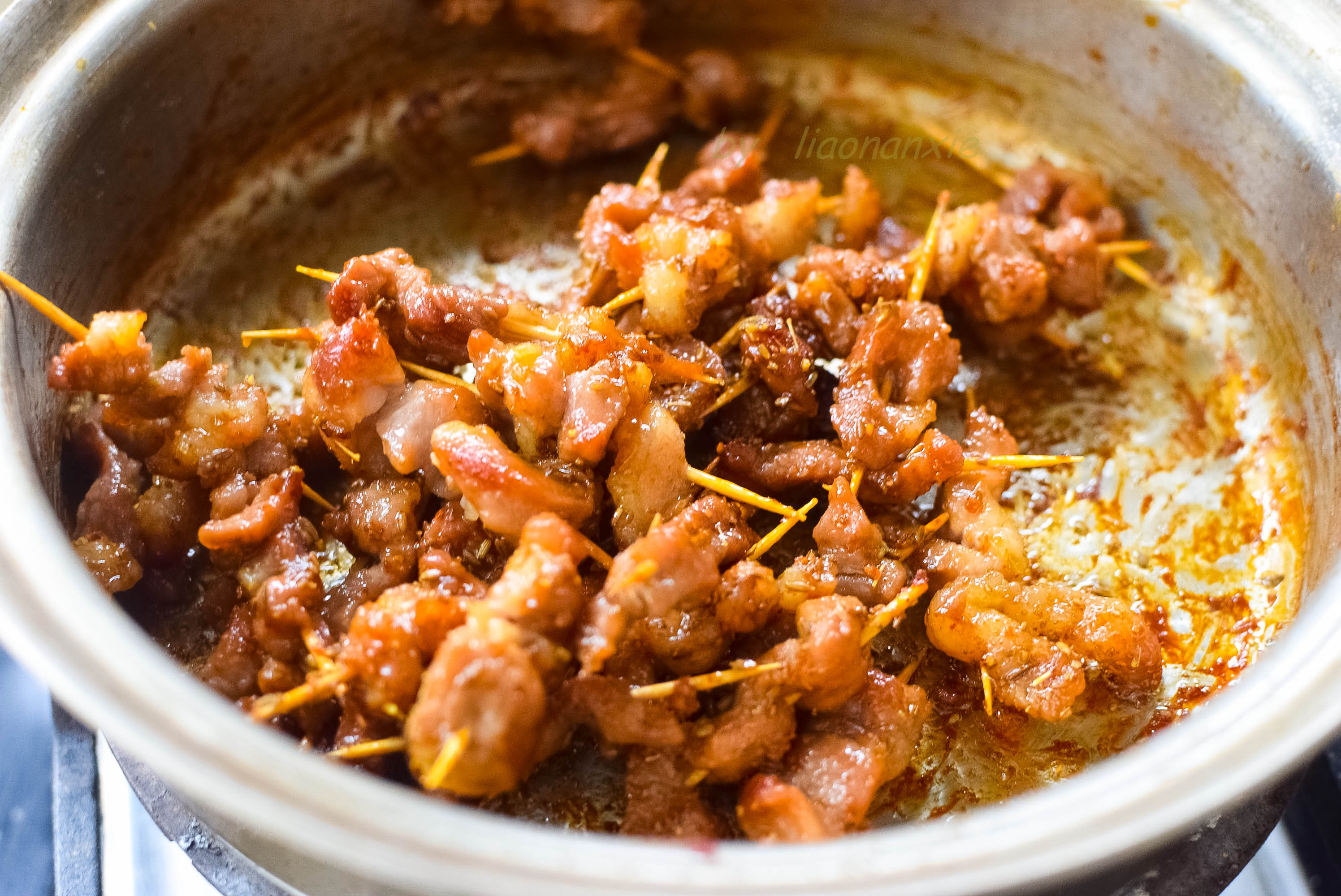 香喷喷的烤肉串,不用烤箱不用炸,平底锅放在餐桌上就能做,解馋