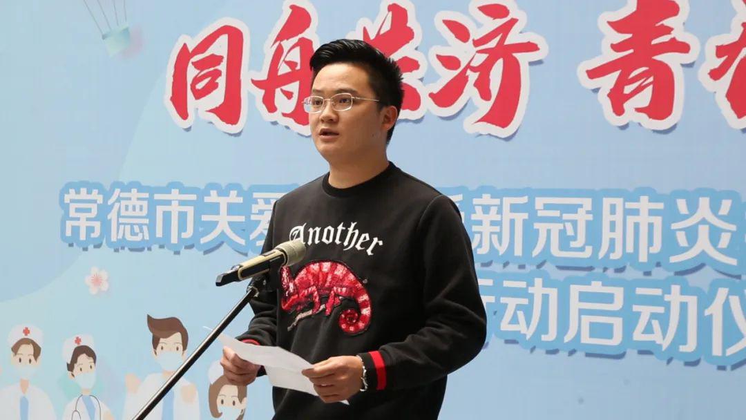 捐赠单位代表发言团市委副书记,党组成员魏翔向捐赠单位代表颁发捐赠