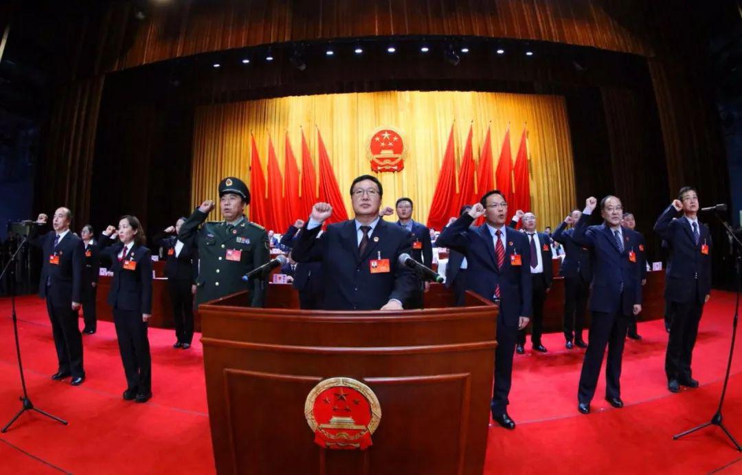 新当选的乌海市人大常委会主任市长向宪法宣誓并作表态发言