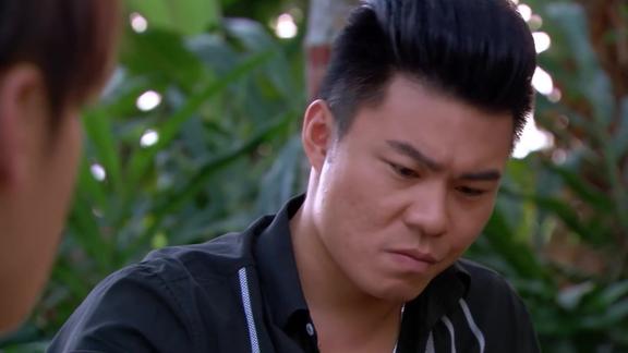 双生花白胜饭桌上说俊飞是卧底俊飞吓得出冷汗结果是开玩笑