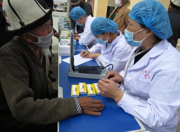 【决战决胜脱贫攻坚】乌恰县人民医院开展送医赠药下乡活动