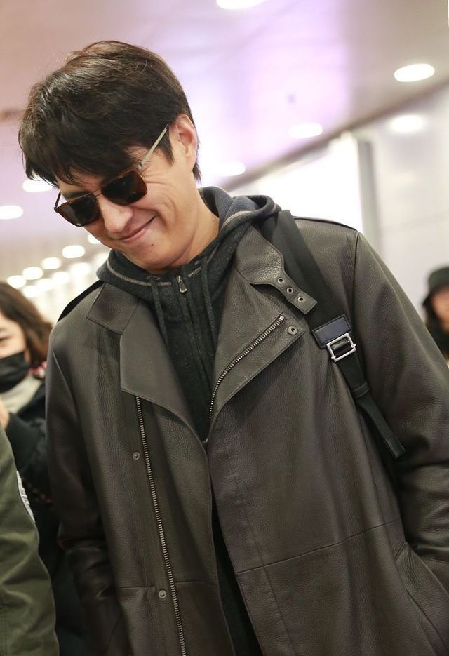 靳东戴墨镜低调现身机场 网友:他身上有一种成熟男人自然的魅力_插兜