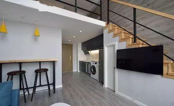 35平loft小公寓木地板上墙烟花般灿烂的吊灯吸引目光