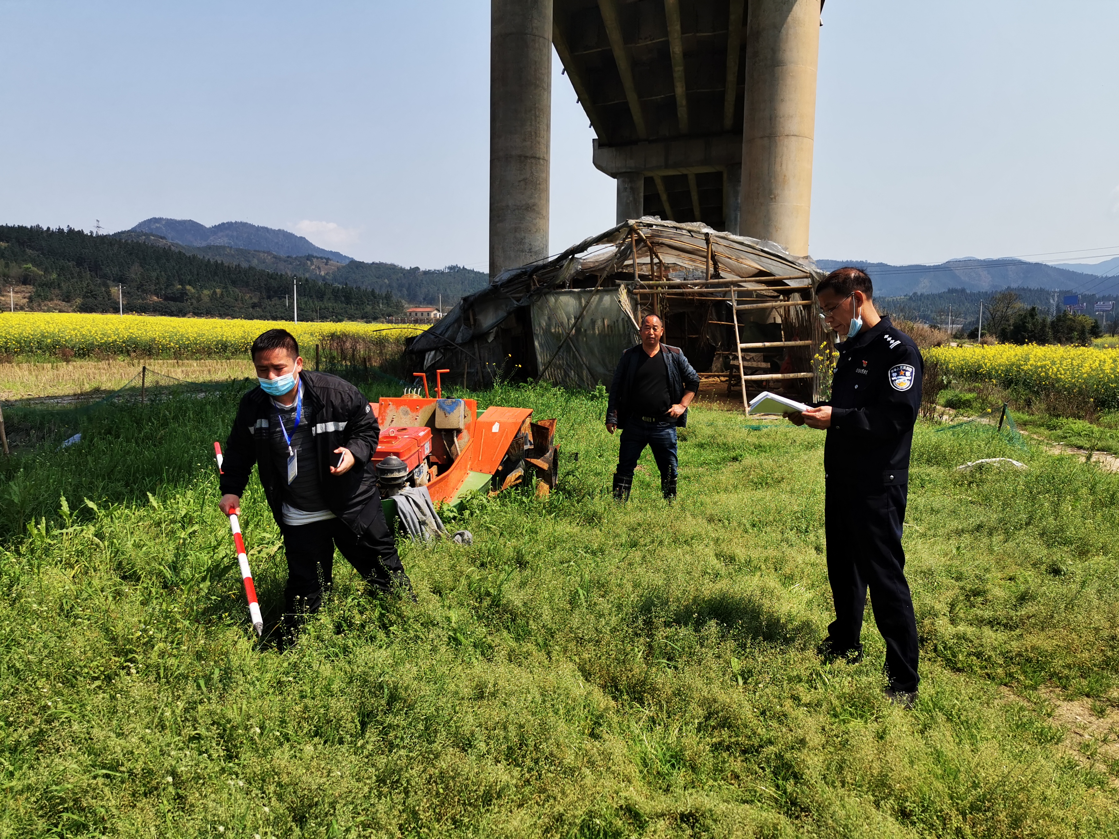 3月27日,靖州站派出所民警與地方政府工作人員對鐵路交通涵洞,天橋