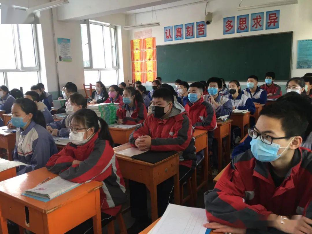 包七中开展疫情防控入校模拟演练及初三年级安全教育会议