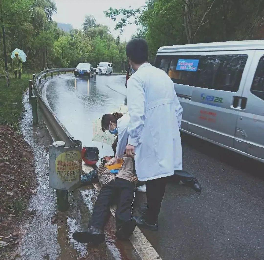 突發!巴中清江發生一起車禍,女醫生跪地施救