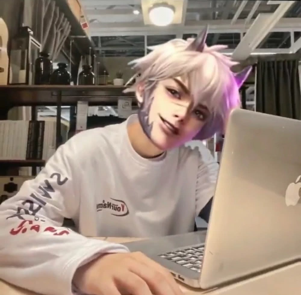 前期更是霸占整个野区,让敌方打野头疼不已,拼接头像的裴擒虎整身穿着