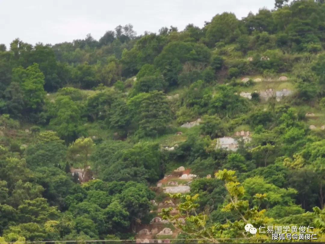 著名風水師黃俊仁帶弟子實地考察華人首富李嘉誠祖墳風水