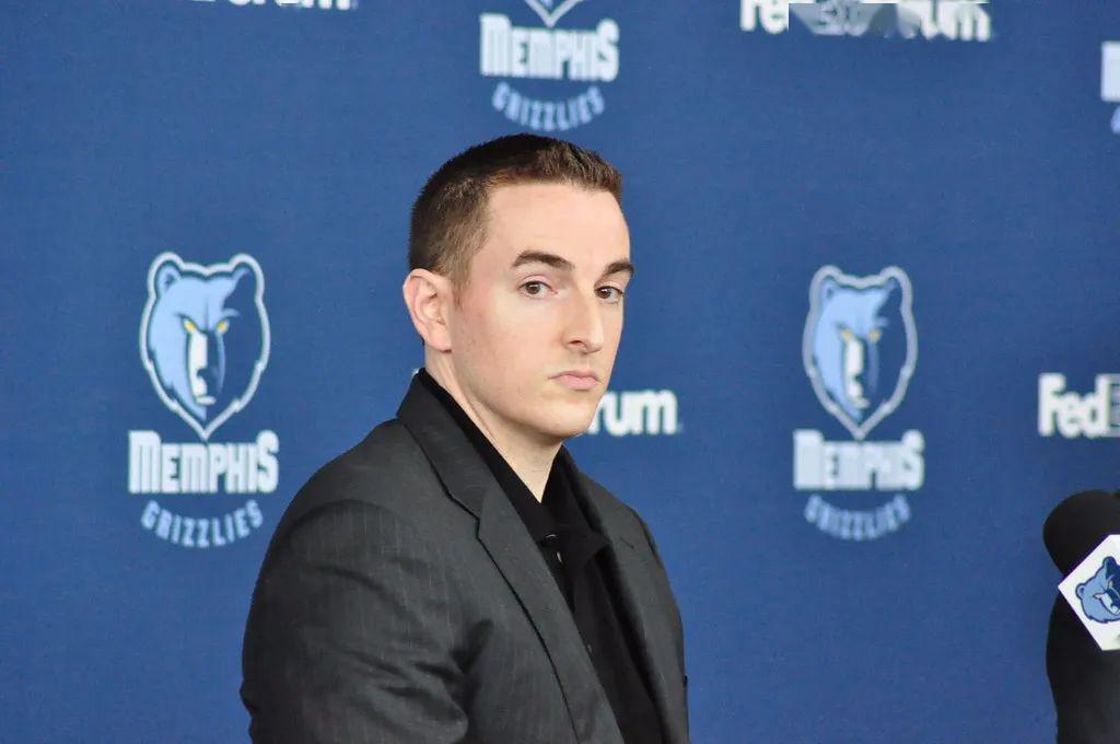 都说穷则思变,人遇到困难总得想办法,所以在那种情况下佩拉想搬球队不