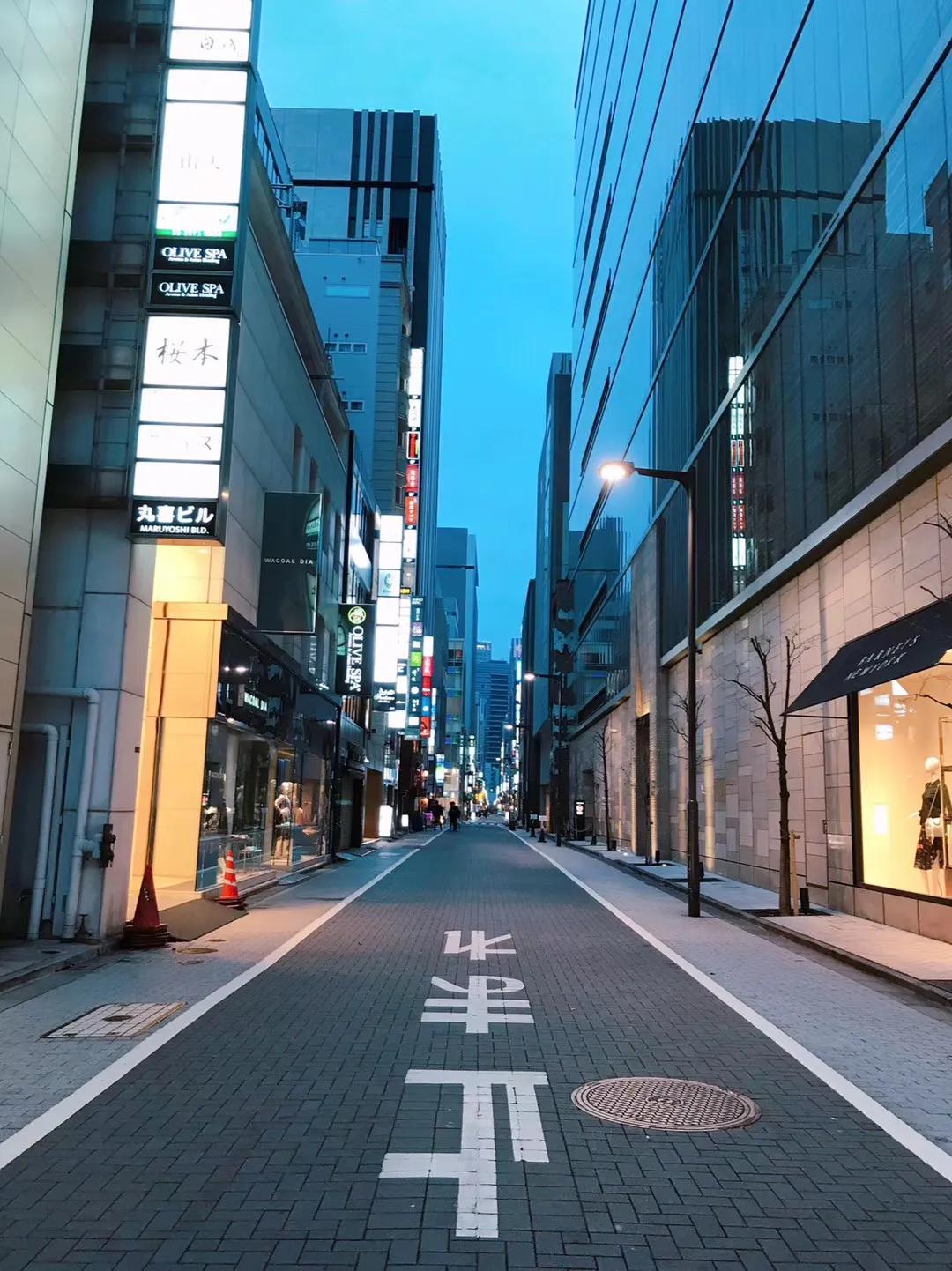 没封城,没强制,看着日本空荡荡的街头,大家都不出来了!