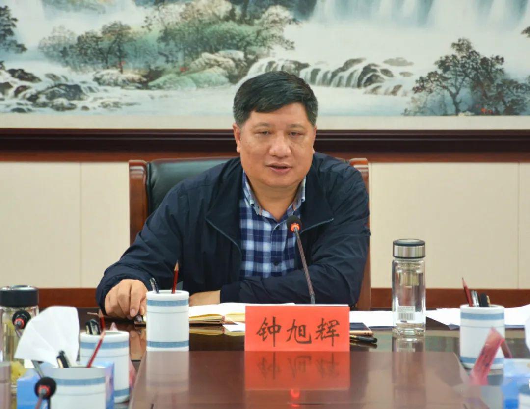 钟旭辉强调坚定不移把县属国有公司做大做强