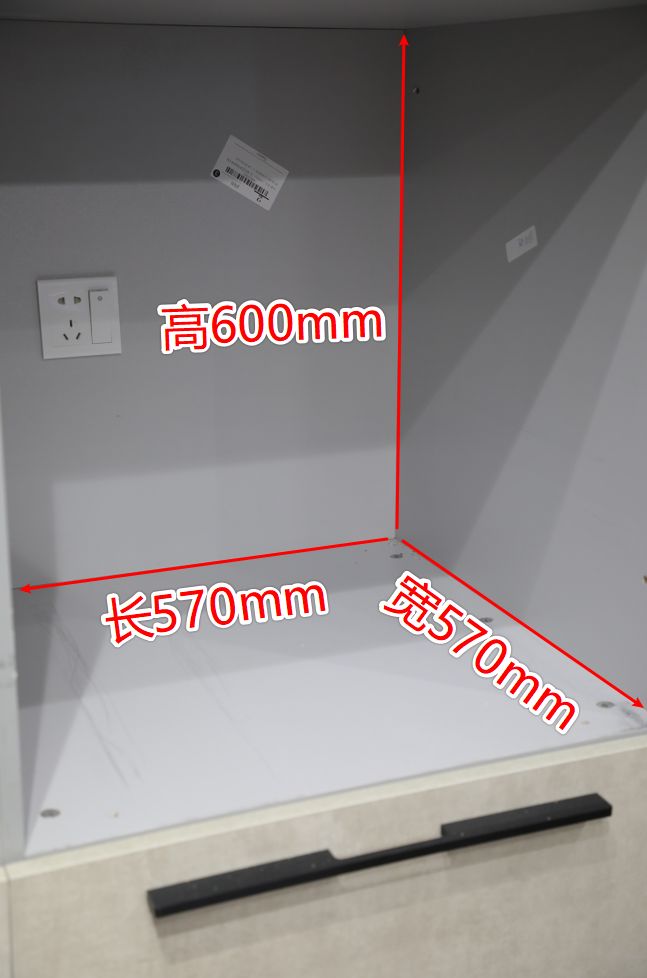 烤箱,都建议柜子的厚度比机器厚度大20-50mm,这是为了留下插座和插头