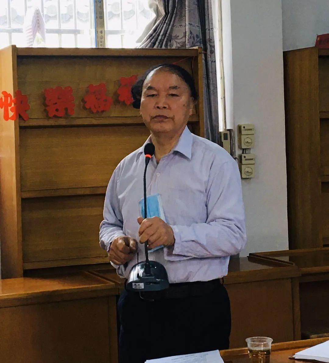 堂头中学校长童克祖从"宏观"方面,结合ppt阐述《堂头中学特殊时期开展