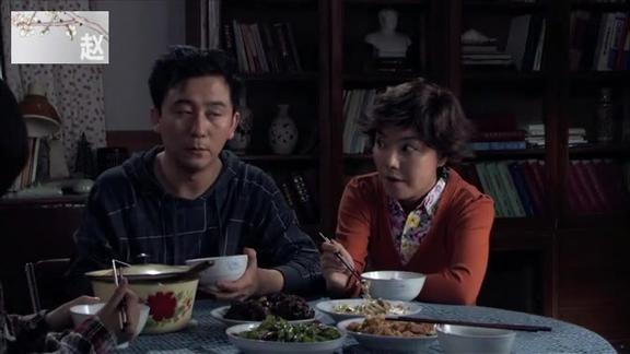 小麦进城:刘雅致是真能吃啊,一桌子菜她一双筷子全都要占上