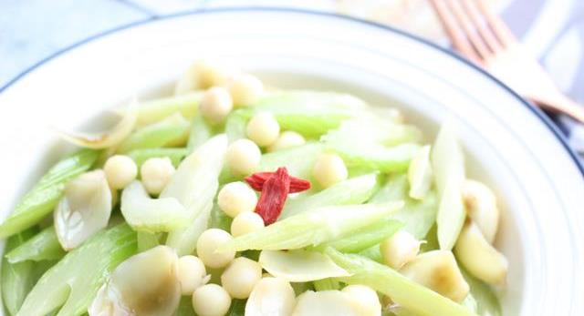 超简单的小超快西芹百合炒鸡头米润肺止咳益处多