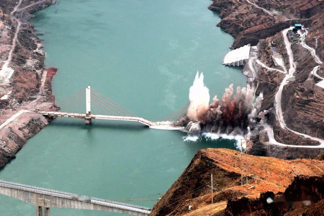 会理皎平渡大桥成功爆破拆除