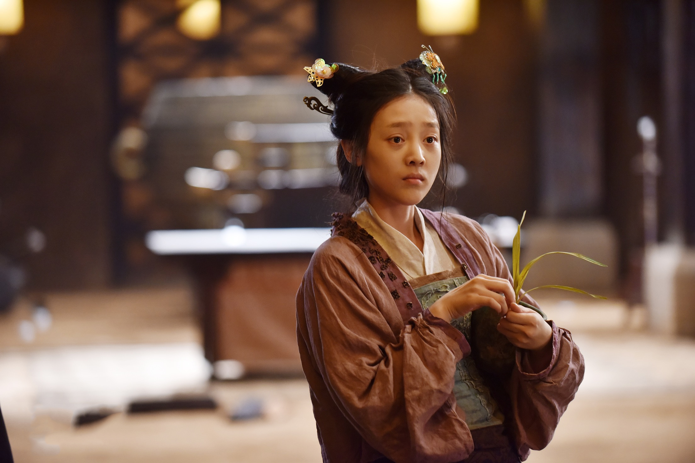 又一部甜宠穿越剧来袭,何花再次演绎"丑小鸭蜕变成白天鹅"