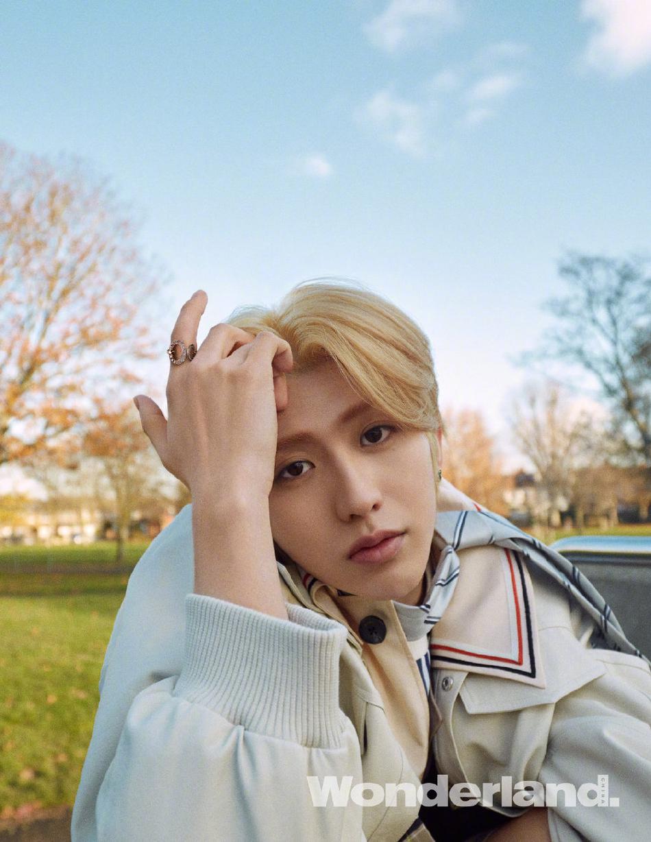 蔡徐坤最新杂志封面曝光金发造型演绎复古英伦风