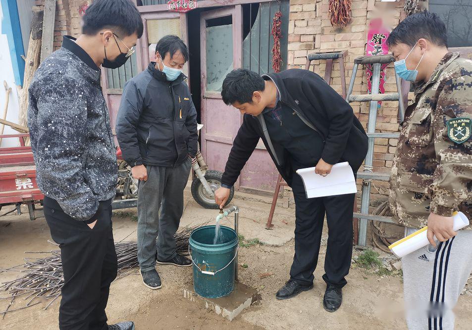 "来到赵西峰家,任科举拧开水龙头查看情况.