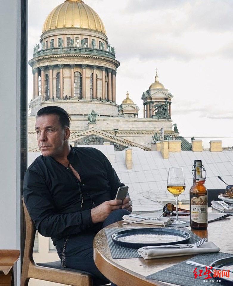 媒体报德国战车乐队主唱确诊新冠乐队发文否认