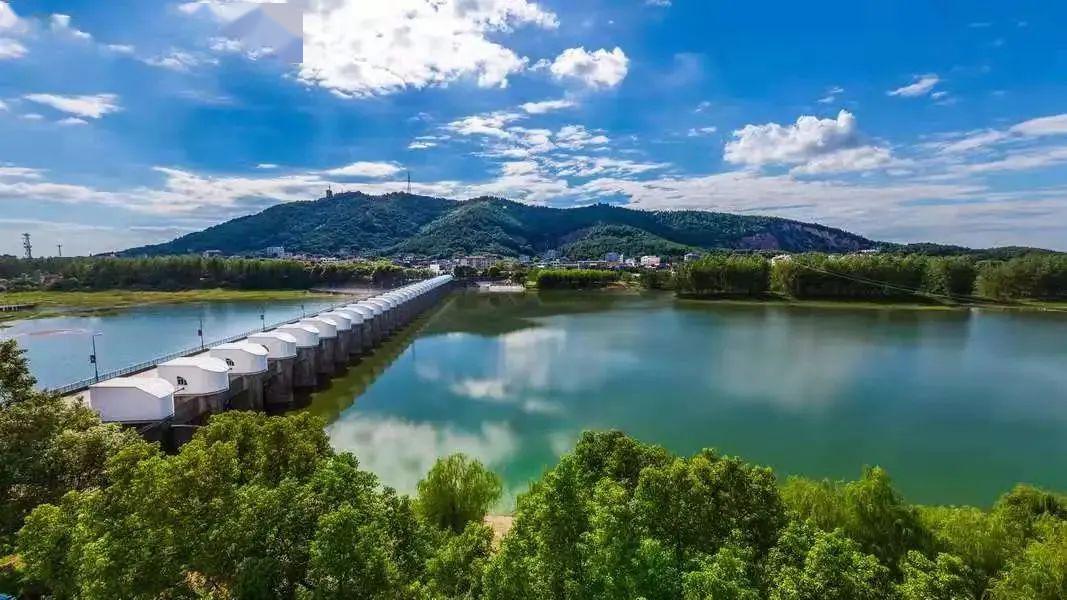 黄山头镇是我县南大门集镇商贸活跃文化交流活动频繁这次店招改造涉及