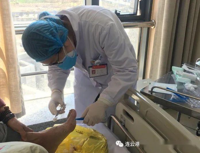 惠媛医生·耐心给病人换药