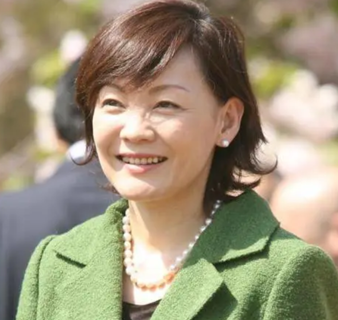 日本首相夫人又坑夫了和j家男偶像私下组团看樱花