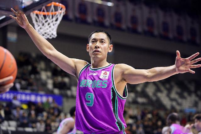 张庆鹏迎39岁生日cba最老球员一身腱子肉自律成年轻人榜样