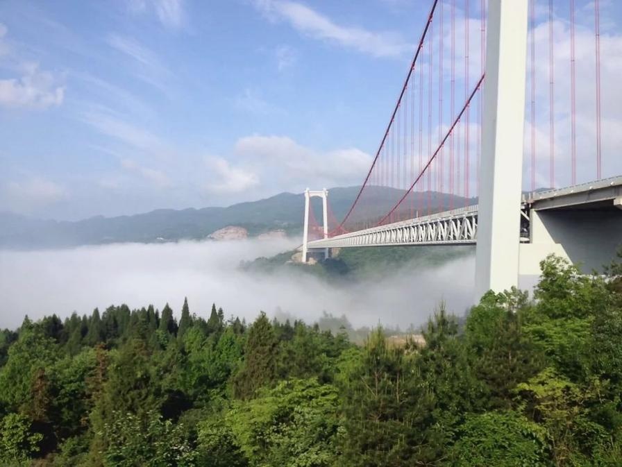 澧水大桥,又名鸭坪大桥,位于三家馆乡垕王村,是张家界至花垣高速公路