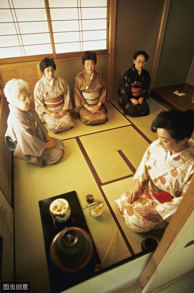 日本人吃饭坐姿跪坐图片