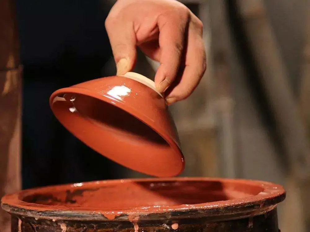 施釉的坯胎有生坯,素烧坯和瓷胎三种,施釉的方法有浸釉,浇釉,荡釉,喷