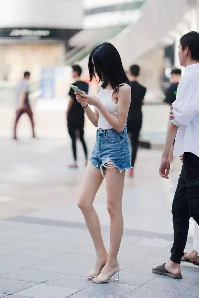 女生高跟鞋搭配短裤在春天秀出你的大长腿
