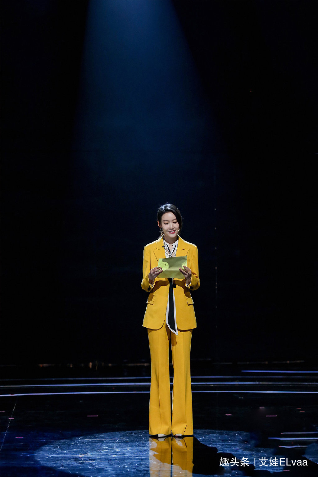 38岁高露上综艺终于放开穿西装配60cm领带把主持人风头都抢了