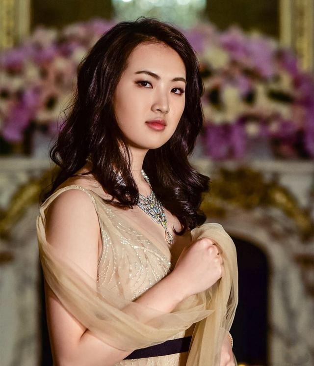 原创华为老总小女儿真是尤物穿紧身开叉裙秀凹凸身材气场不输女星