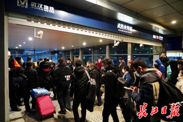 武汉地铁重启恢复运营乘客刚下火车在武昌站换乘