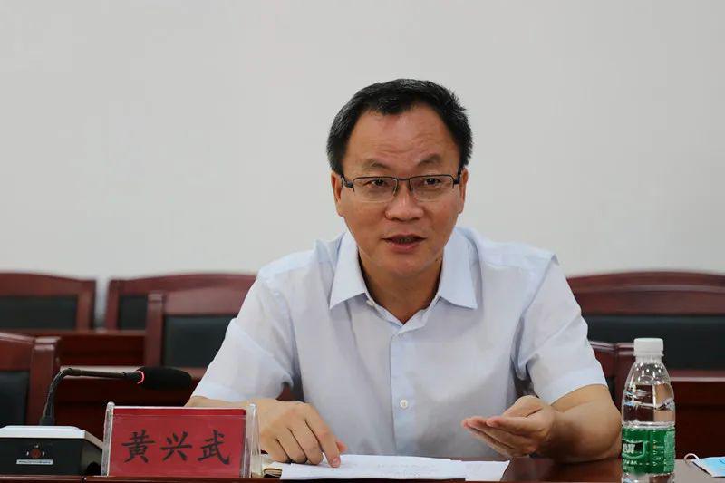 随后,市农业农村局局长黄兴武简要介绍了农业农村局的总体情况,详细