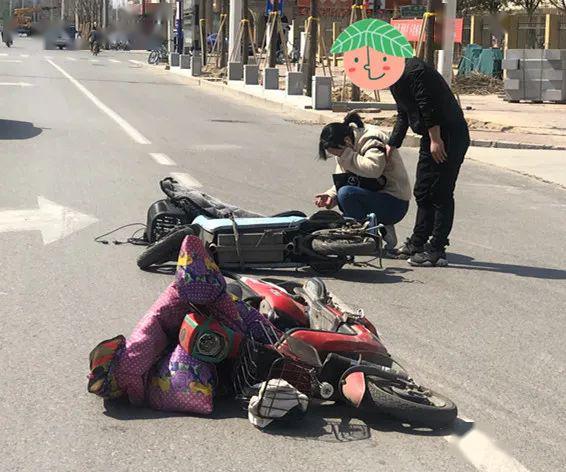 濮阳胜利路两电动车相撞一人摔倒头部鲜血直流