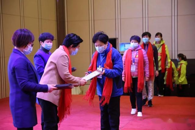 武汉市蔡甸区副区长朱义侠代表蔡甸人民,向辽宁第二批援汉医疗队的