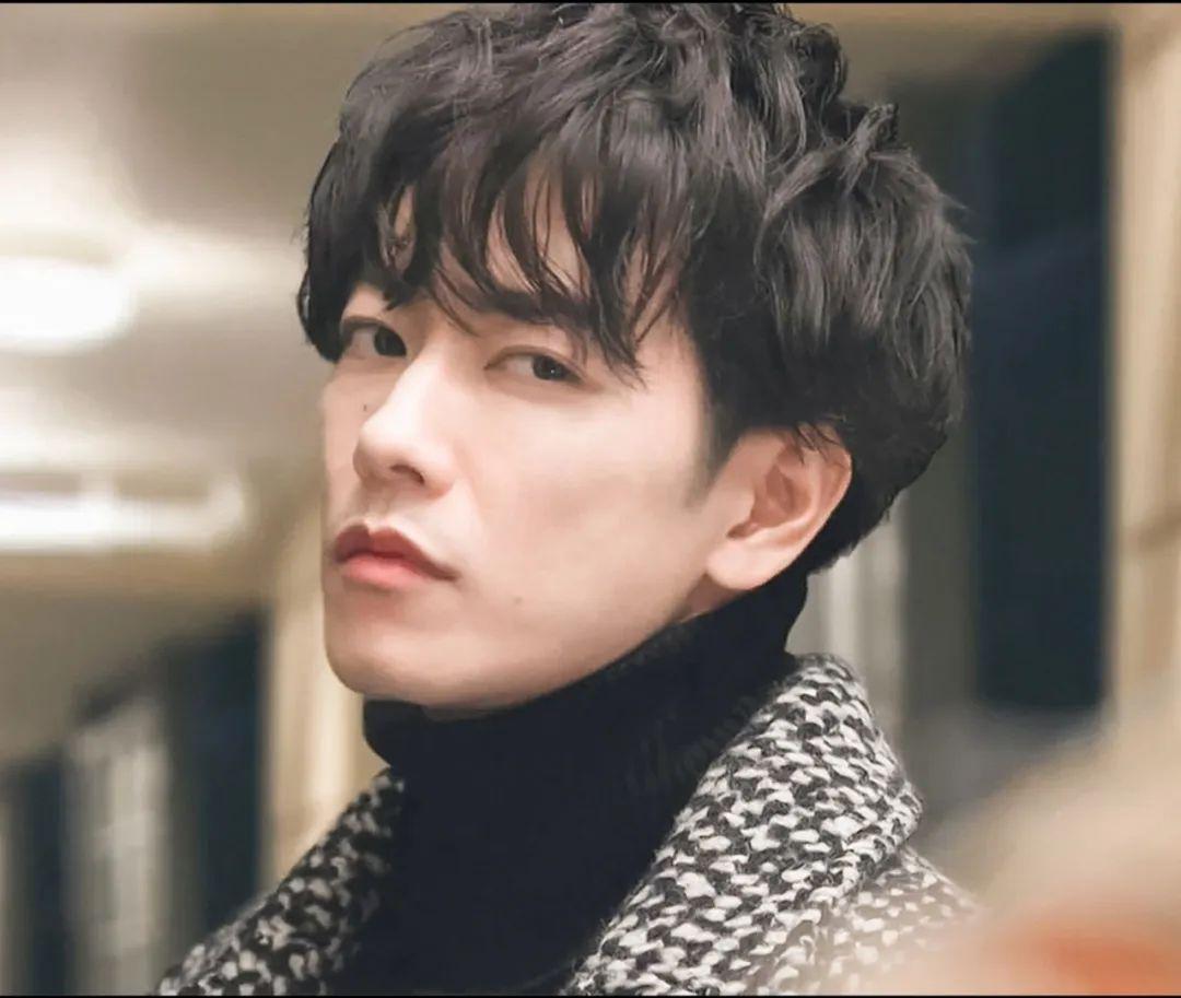 佐藤健饰演的男主,天堂浬,是一位腹黑医生.