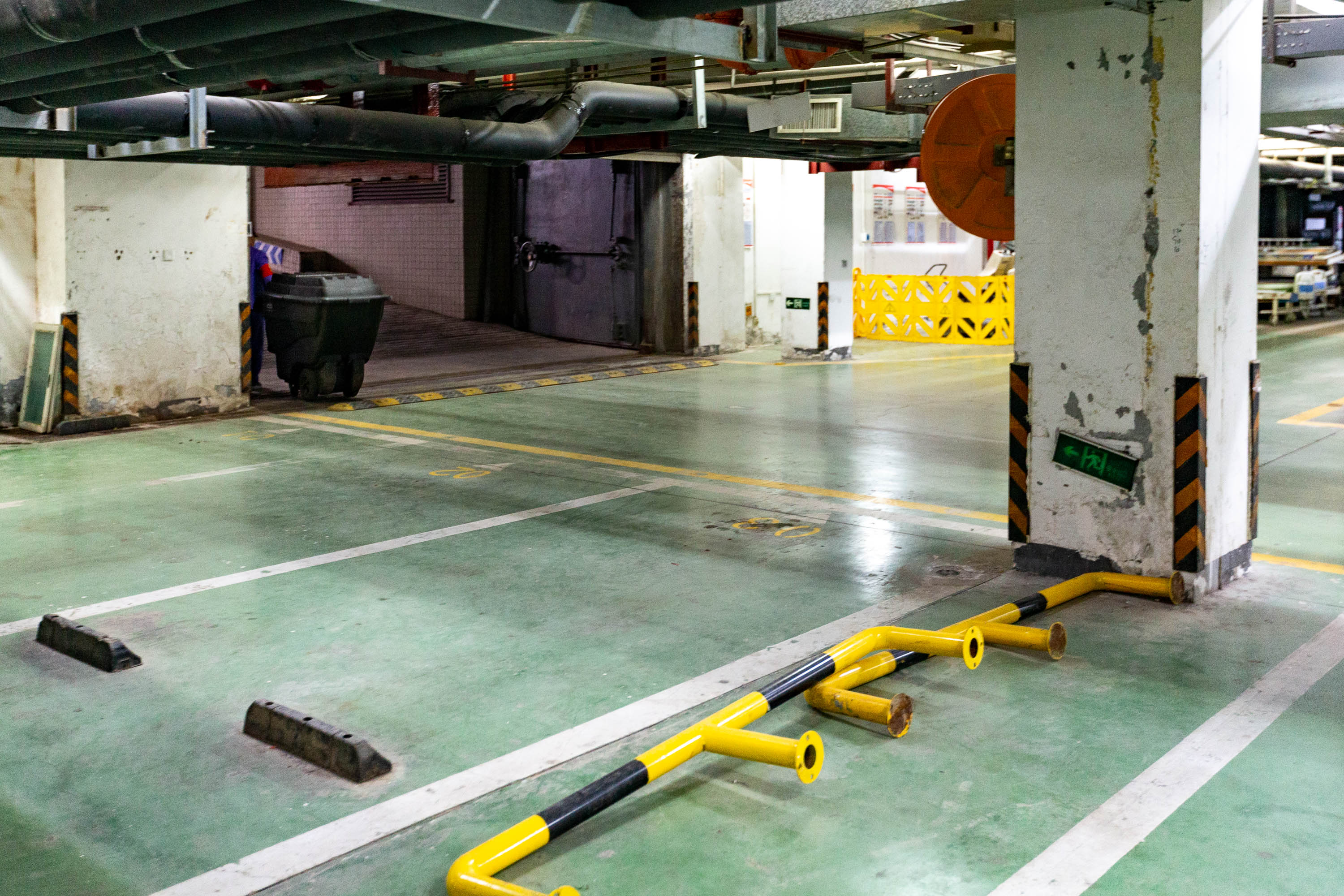 原创郑州人民医院地下停车场空一车,地面停车位爆满,这是啥原因所致