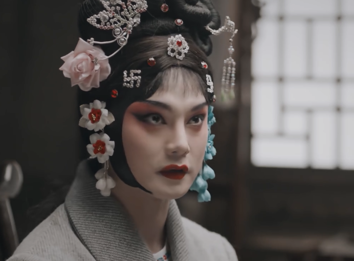 程凤台,一个留过洋的男人,此前对戏完全没有兴趣,结识商细蕊后,他爱上