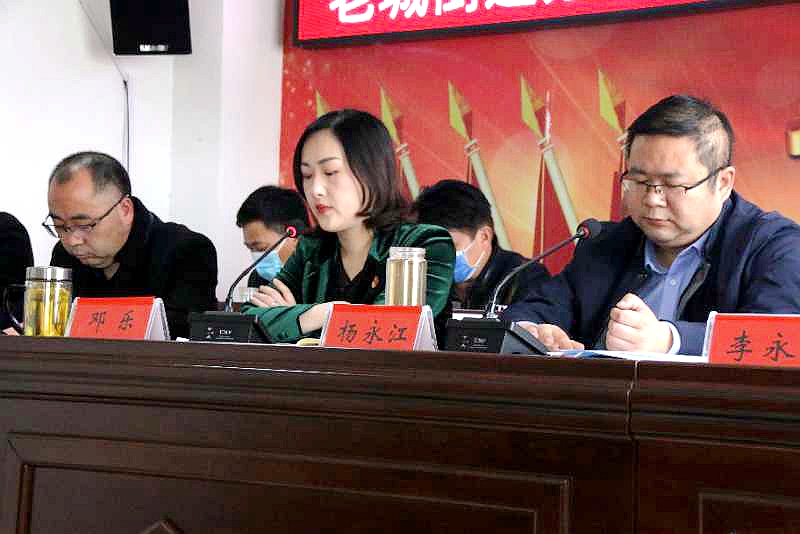 党工委书记邓乐(中)作总结讲话对先进集体进行表彰对先进集体进行表彰